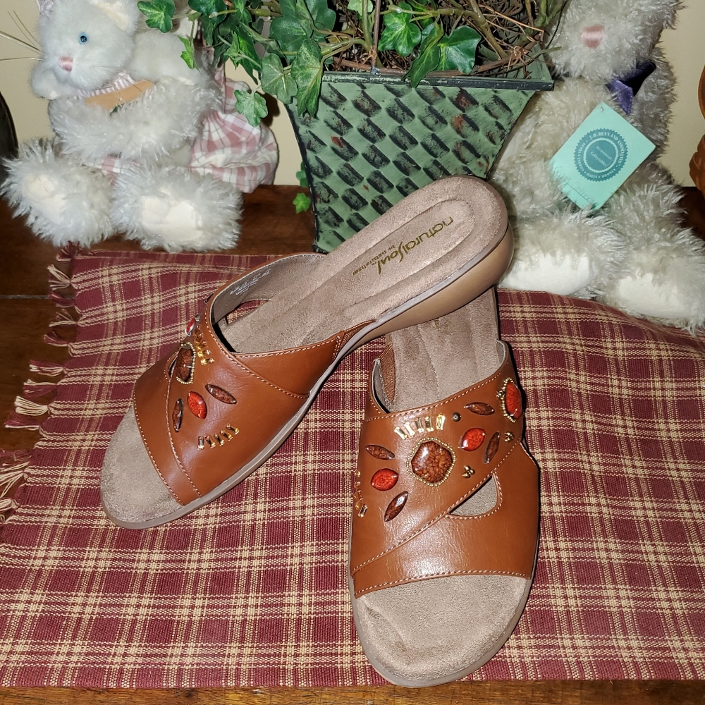 9.5 Natural Soul Josie brown slip on sandals